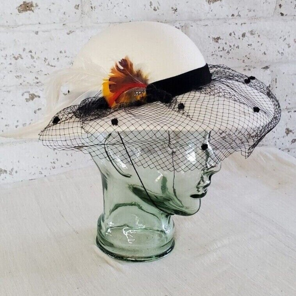 VINTAGE | Plaza Suite for BETMAR | Ladies Cream White Fishnet Veil Bow Wool Hat